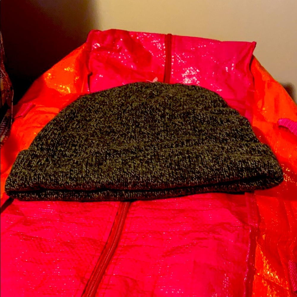 I am selling a new hat.